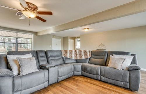 Lakefront Home with Yard and Deck in North Little Rock - Foto 7