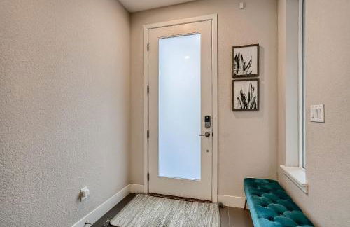 Stylish & Spacious Centrally-Located Home w/Garage - Foto 22