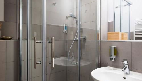 SC 05 by ROCKCHAIR Apartments l SUPERHOST Status l 2 Bedrooms Boxspringbeds Balcony Elevator - Cozy Family & Business Flair welcomes you! - Foto 5