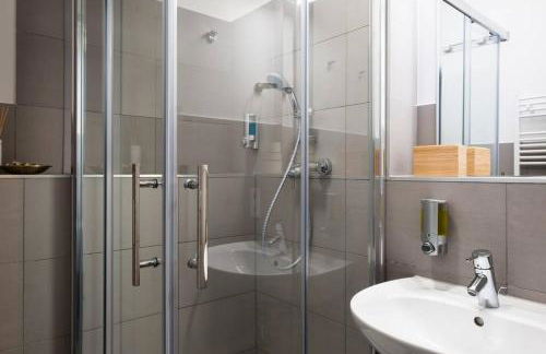 SC 05 by ROCKCHAIR Apartments l SUPERHOST Status l 2 Bedrooms Boxspringbeds Balcony Elevator - Cozy Family & Business Flair welcomes you! - Foto 5