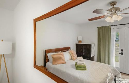 Boho Retreat with 2 Masters and Plenty of Space - Foto 37