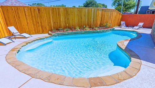 Sparkling Pool Retreat Near Legacy West by Vacation Your Way - Foto 1