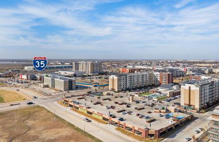 Lodgeur Denton - next to Rayzor Ranch, hospitals, close to UNT - Foto 39