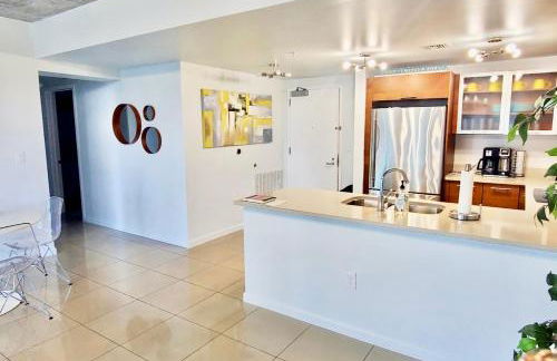 Classy 2BD 2BTH at Midblock with FREE PARKING - Foto 10