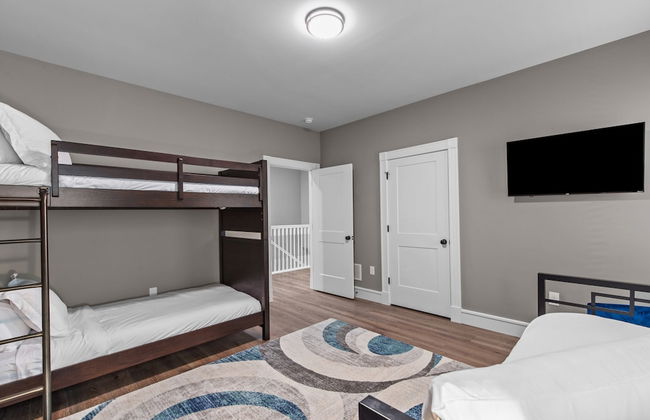 Uptown Elegant Escape | JZ Vacation Rentals - Photo 12