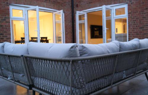 Luxury 6-Bedroom House 5 minutes from Bicester Village Shopping Outlet - Perfect for Business and Family Stays! Private Parking for 4 Cars! - Photo 49