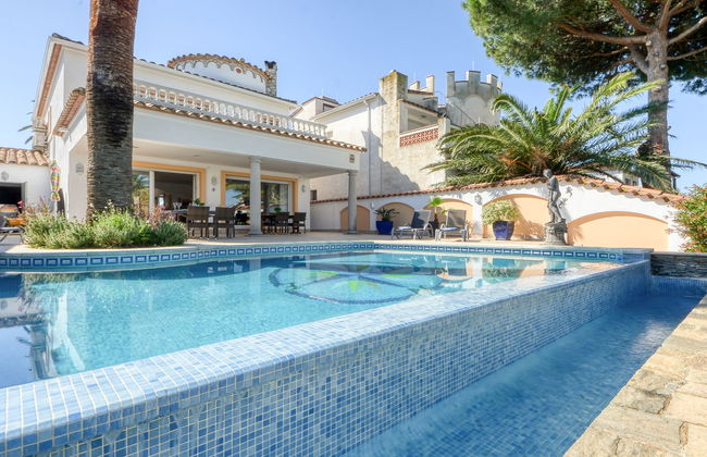 4 bedroom House in Castelló d'Empúries with private pool and garden - Photo 49
