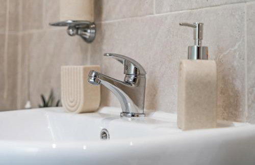 Stylish 4Bed Executive Stay WiFi and Parking - Photo 43