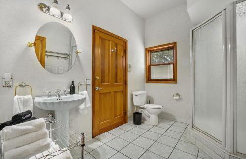 6BR Houghton Lake House with Indoor Pool, Hot Tub and Golf Simulator - Photo 12