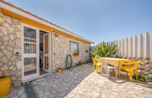 Eclectic oasis with poolside charm in Arranhó - Foto 21