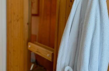 Forest Path luxury Studio Apartment with large bedroom bathroom and sauna Sleeps up to 4 - Photo 12