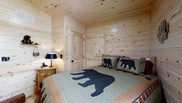 Cozy Bear Den 2 Bedroom Cabin by RedAwning - Foto 5, Habitación