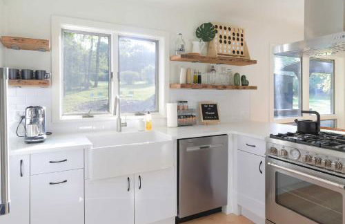 Modern Hideaway with Deck and State Forest Access - Foto 16