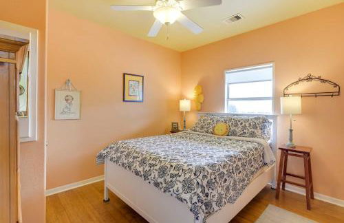 Walk to Crystal Beach! Family Retreat with Deck - Foto 18