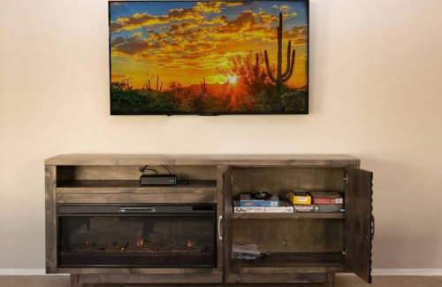 StayShores Chic Retreat – Pool HotTubSweet Sleep - Photo 28