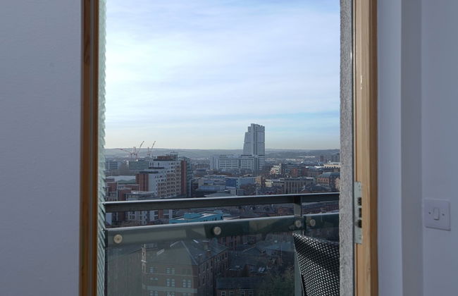 Central Leeds Penthouse - Photo 20