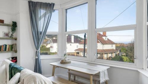 Bright Apartment w Parking & Distant Sea Views - Foto 2