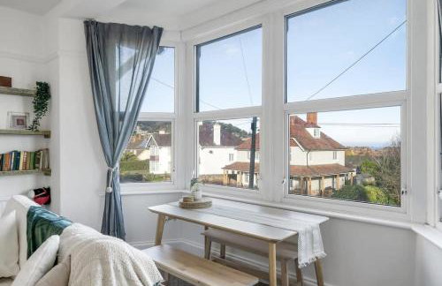 Bright Apartment w Parking & Distant Sea Views - Foto 2