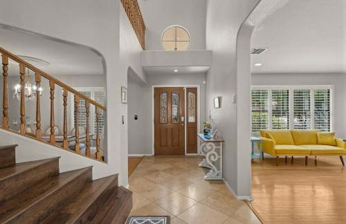 French Country Charm with Pool and Mountain Views - Foto 28