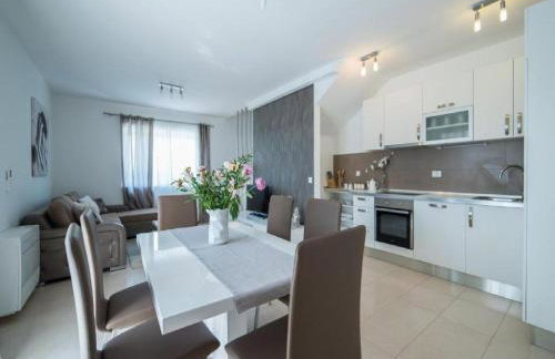 Villa Anita - Five Bedroom Villa with Swimming pool - Photo 8