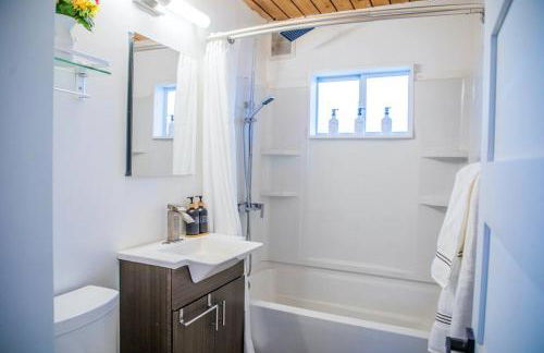 Cozy 3B with Yard 2 min to Downtown - Photo 5