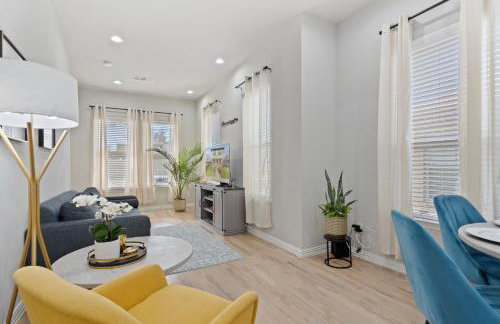 3BR Duplex - Walk to Bishop Arts - Fenced Yard - Foto 3
