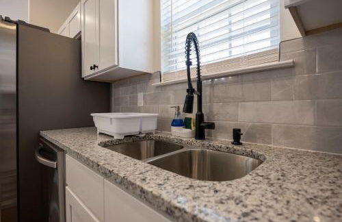 4 Min to Downtown - En-Suite Bath - Washer and Dryer - Foto 40