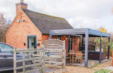 Cottage with Hot Tub - near Cheltenham and Tewkesbury - Photo 4