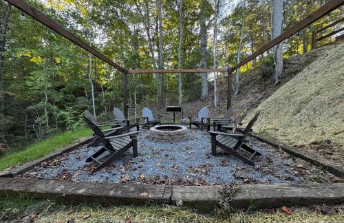 Luxe Cabin with Game Room, Hot Tub & Firepit - Foto 42