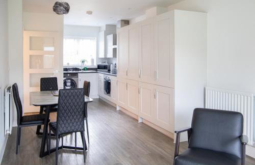 Stylish 2 Bedroom House - Village Location - Foto 9