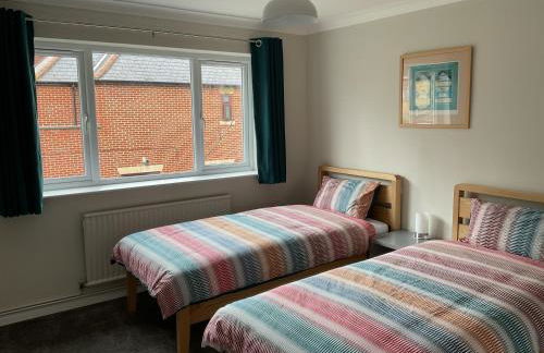 Large 2-bedroom maisonette with free parking - Foto 9