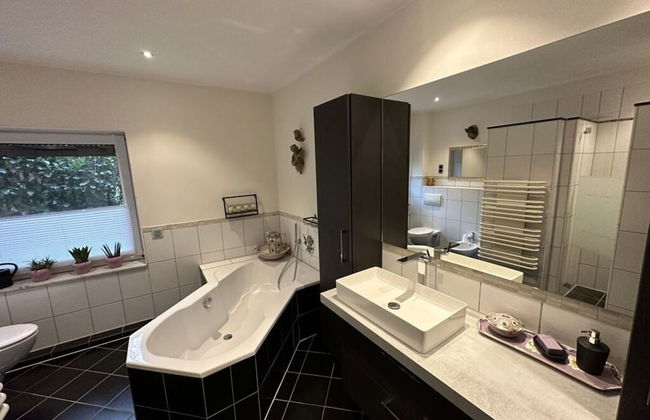 Milan Modern Retreat - Photo 11