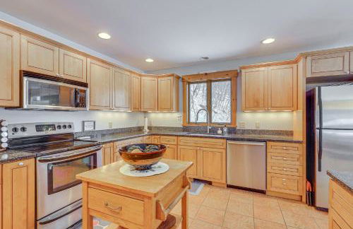 All-Season Lake House Between Okemo and Killington! - Foto 8