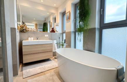 Stylish Riverfront Penthouse with Skyline View - Foto 13