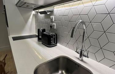 Voyager Haus Apartments, EV Charging Stations, London Heathrow Airport, LHR, Terminal 4, RE-Energise & GO - Foto 4