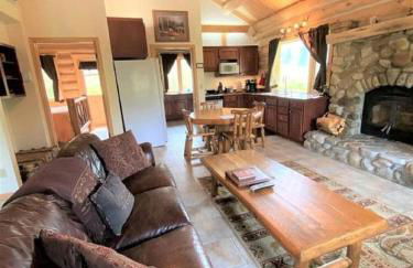 Tranquil Mountain Glamping Retreat: Stunning Log Cabin with a Hot Tub in Darby, MT - Foto 6