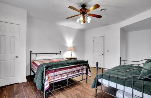 5 Bedroom Suites Hot Tub Jacuzzi Tub & Game Room - Photo 48