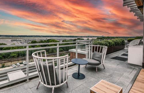 Posh 2BR Retreat Gym, Prkng and Scenic Rooftop - Photo 52