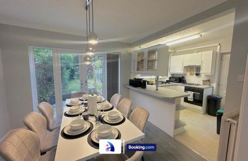 Spacious 3 BDR By Avalora Short Lets & Serviced Accommodation Queensway With Big Garden, Near Train Station, Airport & Large Driveway - Photo 3