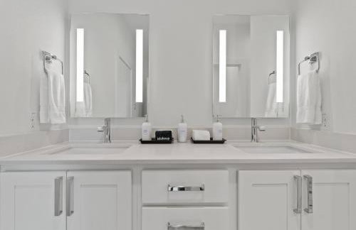 Modern Dallas Townhome with Private Rooftop, City View, Private Parking & Grill - Photo 10