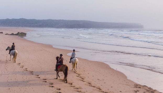 Paseo a caballo por la playa de Bordeira al atardecer