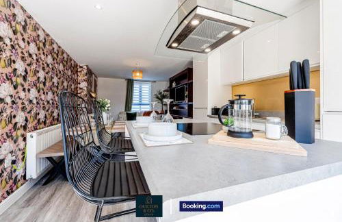 Luxury Retreat For 10 Short Lets & Serviced Accommodation Manchester with Hot Tub and Spacious Garden - Foto 24