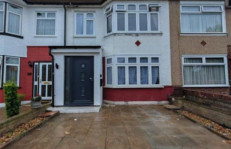 4 Bedroom 2 Bathroom House - Free parking - Foto 1