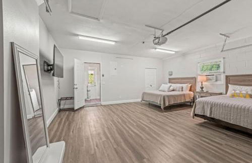 Oversized 4bed + Converted Bedroom, HEATED Pool + Hot Tub - Photo 14