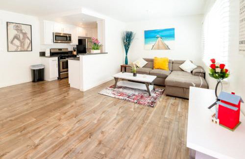 Cozy Stylish 1-Bedroom In Hollywood With Free Gated Parking - Photo 3