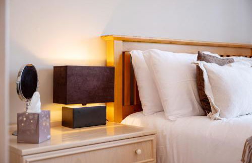 Coastal Escape with Balcony & River Dart Views - Foto 12