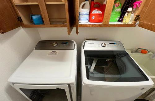 Family Fun! Sleeps 8, King Bed, 2 Queens, and Sofa Bed, Games - in Rogers - Foto 9