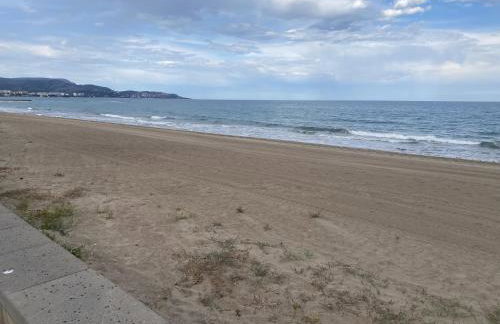 Amanecer en primera línea de playa - Foto 33