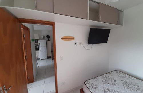 APTO PERTINHO DA PRAIA Internet 500mb e 3 Tvs 2 Quartos TV a cabo Estacionamento Tudo Perto - Foto 51