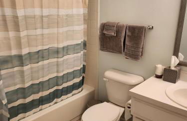 Theater, heated pool and hot tub near HPU and Furniture Market - Foto 12